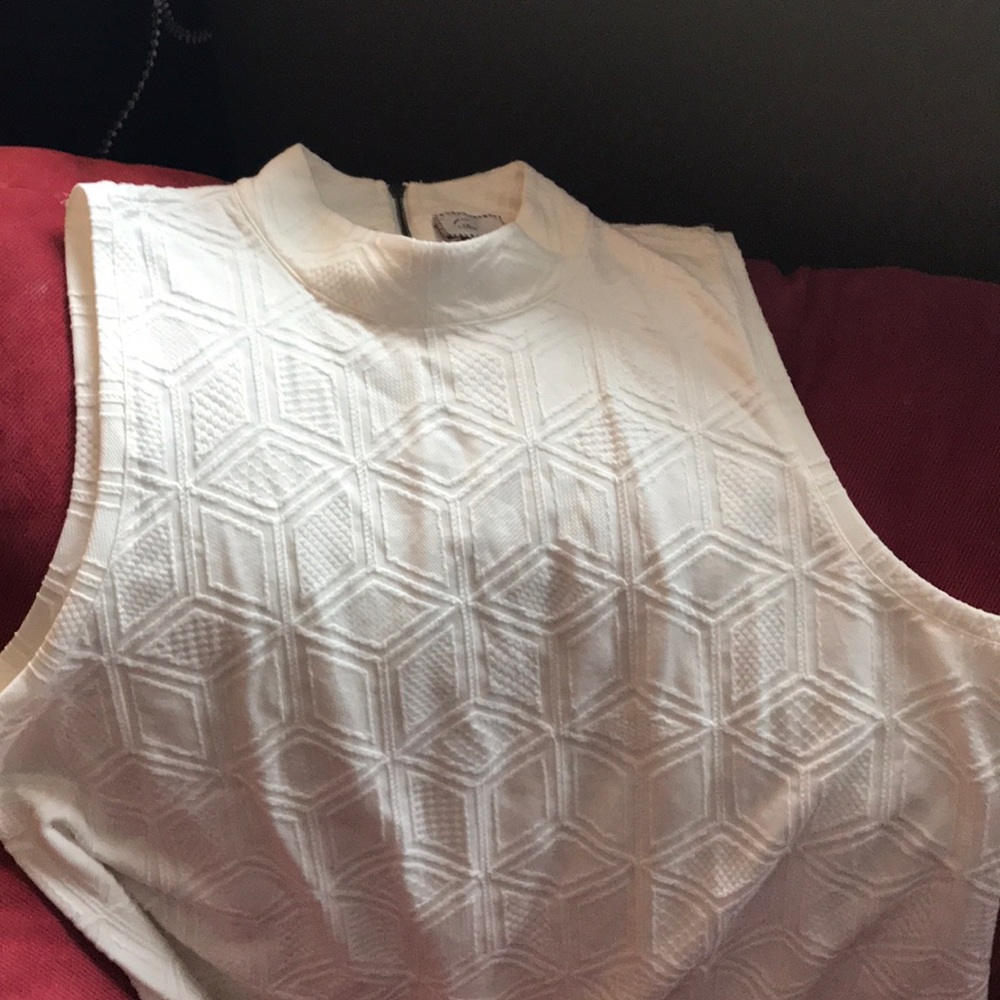 cream mock neck sleeveless top size XL